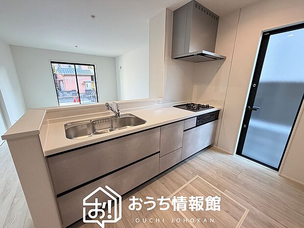 【現地写真(キッチン)】収納たっぷりのシステムキッチン、浄水器付水栓を標準装備しています。