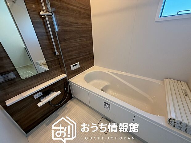 【現地写真(浴室)】浴室暖房乾燥機付き。1坪タイプで広々です。