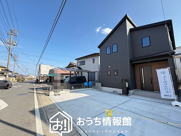【現地写真(前道含む外観)】軽くて火災に強い屋根材を採用し、地震時の建物への負担や揺れを軽減しています。