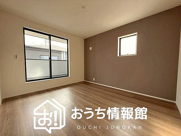 【現地写真(寝室)】木目の美しさを際立たせるシンプルデザインの建具を使用しています。