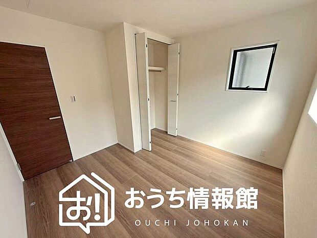 【現地写真(洋室)】木目の美しさを際立たせるシンプルデザインの建具を使用しています。
