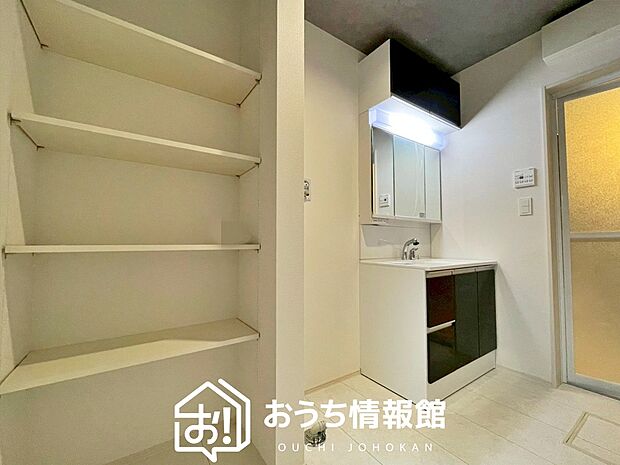 【洗面台・洗面所】鏡の両サイドは、必要なものを取出しやすく、大きな鏡面で朝の準備も快適。
使いやすいリフトアップ機能付きのシングルレバーシャワー水栓付です。