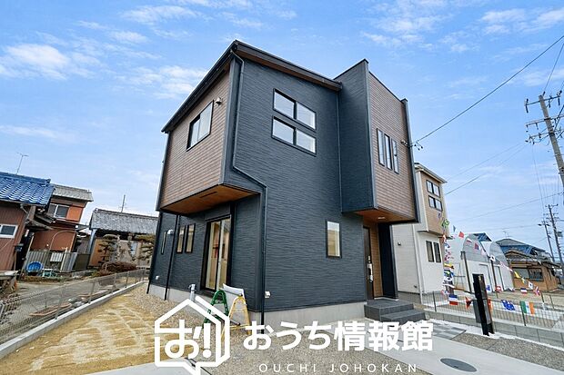 【現地写真(外観)【2号地】】軽くて火災に強い屋根材を採用し、地震時の建物への負担や揺れを軽減しています。