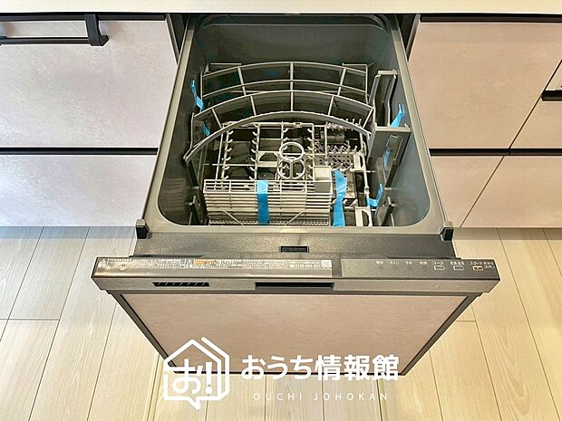 【食器洗い乾燥機】食後の時間にゆとりを与えてくれる食器洗い乾燥機。
操作ボタンも上面にあるので、腰をかがめずに操作ができラクラクです。
