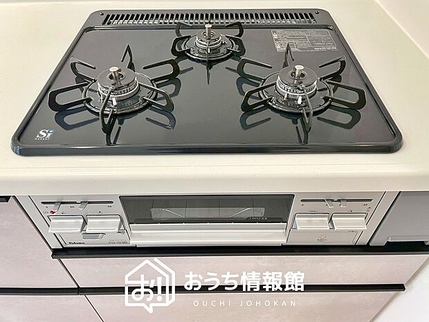 【ビルトインコンロ】フラットな構造で清掃性が高く、過熱防止センサー付3口タイプで日頃の家事も快適です。
