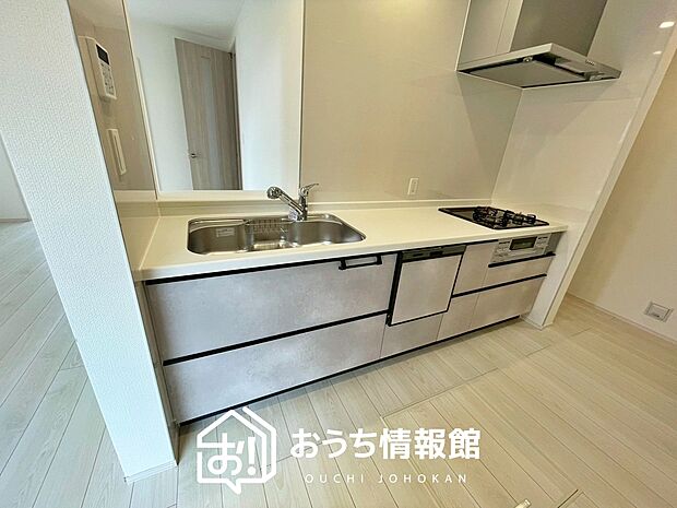 【現地写真(キッチン)】収納たっぷりのシステムキッチン、浄水器付水栓を標準装備しています。