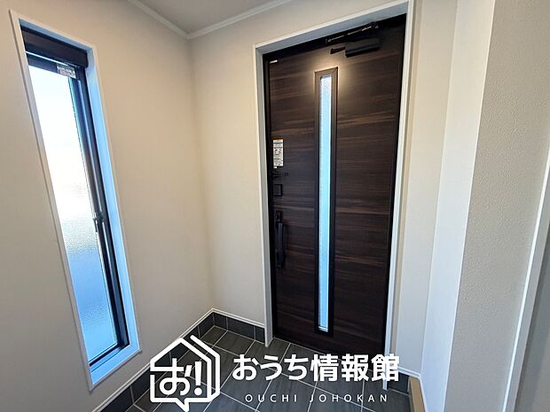 【現地写真(玄関)】玄関には、大型のシューズ収納を設置しています。