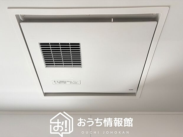 【浴室暖房換気乾燥機】入浴後の水滴や湿気を排出し、カビの発生や臭いを抑制します。
雨の日の洗濯物にも効果的です。