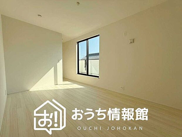 【現地写真（寝室）】木目の美しさを際立たせるシンプルデザインの建具を使用しています。