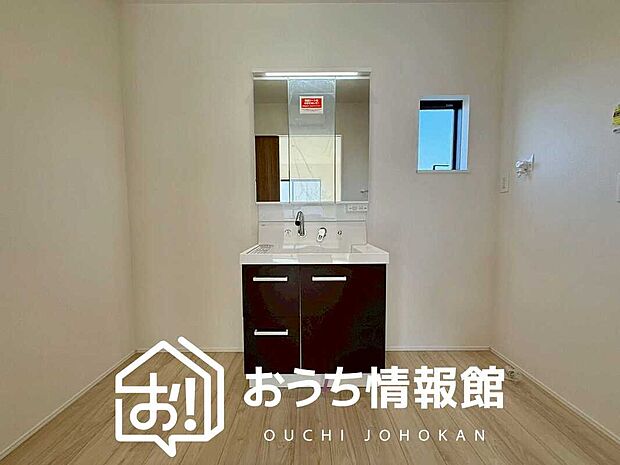 【洗面台・洗面所】鏡の両サイドは、必要なものを取出しやすく、大きな鏡面で朝の準備も快適。
使いやすいリフトアップ機能付きのシングルレバーシャワー水栓付です。