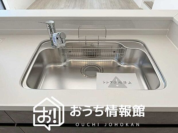 【浄水器内臓ハンドシャワー付シンク】広々とした凸型シンクに洗剤ポケットを標準装備。すっきり収納できます。
また、蛇口の先端に浄水器を内蔵しているため場所をとりません。