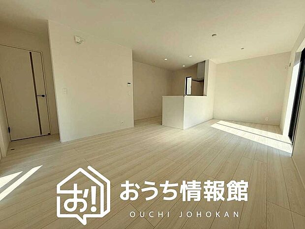 【現地写真（リビング）】フローリング材には、木目、色調など木材特有の風合いがあり、ナチュラルな美しさになっています。