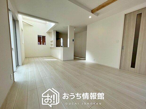 【現地写真（リビング）】フローリング材には、木目、色調など木材特有の風合いがあり、ナチュラルな美しさになっています。