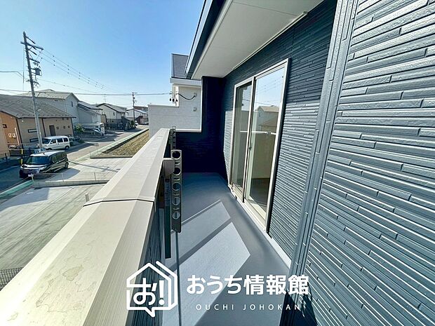 【バルコニー】奥行きが広く、洗濯物をゆったりと干せる十分な広さで、家族の洗濯も捗ります。