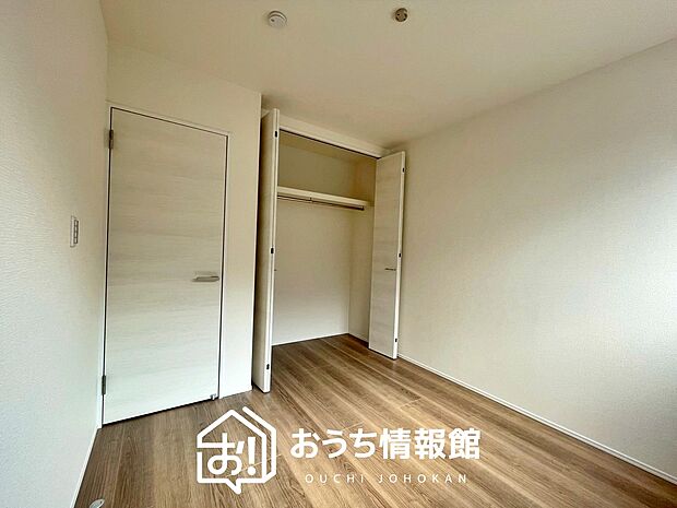 【現地写真（洋室）】木目の美しさを際立たせるシンプルデザインの建具を使用しています。