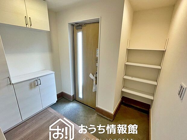 【現地写真（玄関）】玄関には、大型のシューズ収納を設置しています。