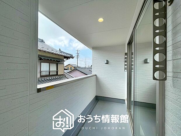 【バルコニー】奥行きが広く、洗濯物をゆったりと干せる十分な広さで、家族の洗濯も捗ります。