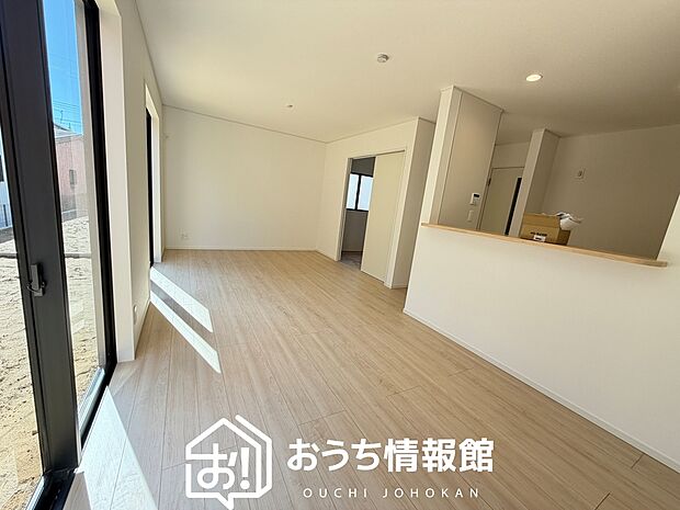 【現地写真（リビング）】フローリング材には、木目、色調など木材特有の風合いがあり、ナチュラルな美しさになっています。