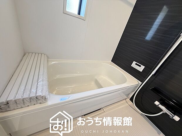 【現地写真（浴室）】浴室暖房乾燥機付き。１坪タイプで広々です。