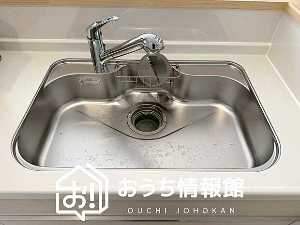 【浄水器内臓ハンドシャワー付シンク】広々とした凸型シンクに洗剤ポケットを標準装備。すっきり収納できます。
また、蛇口の先端に浄水器を内蔵しているため場所をとりません。