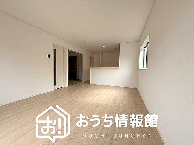 【現地写真(リビング)】フローリング材には、木目、色調など木材特有の風合いがあり、ナチュラルな美しさになっています。