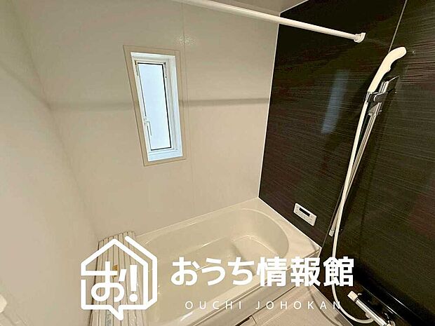 【現地写真(浴室)】浴室暖房乾燥機付き。1坪タイプで広々です。