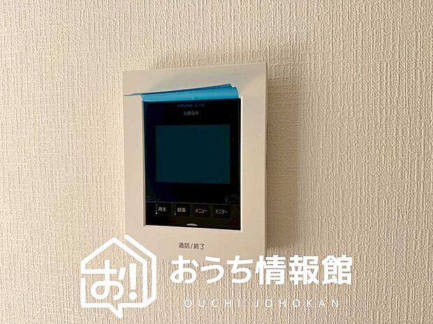 【TVモニター付インターホン】手放し通話ができ、送話表示灯で送話・受話状態が確認できます。
映像と音声で玄関先の様子をチェックできるモニター機能や、夜間の訪問者の顔も確認できるLEDライトを装備しています。