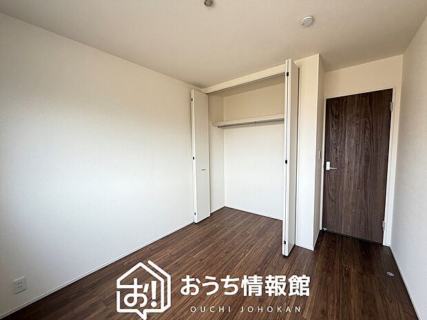 【現地写真(洋室)】木目の美しさを際立たせるシンプルデザインの建具を使用しています。
