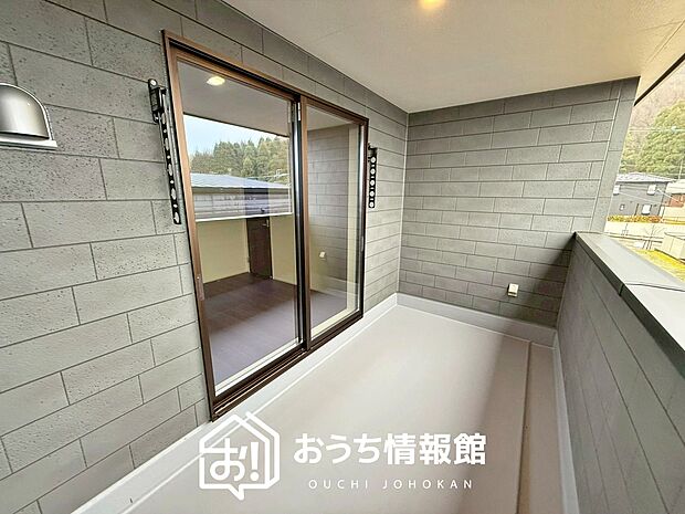 【バルコニー】奥行きが広く、洗濯物をゆったりと干せる十分な広さで、家族の洗濯も捗ります。