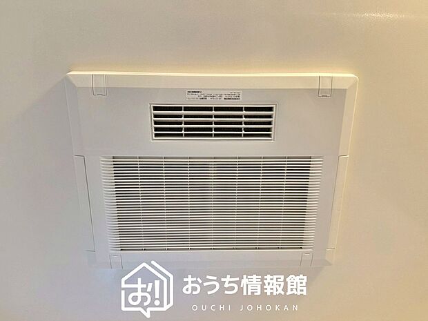 【電気式浴室暖房換気乾燥機】寒い冬場はあたたかく、暑い夏場は扇風機のような心地よさです。
雨の日は、浴室が衣類乾燥スペースになります。