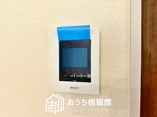 【TVモニター付インターホン】録画機能付きで、自動録画のほか、手動録画もできます。
受話、呼出音量の調整、明るさ調整が可能です。また、来訪者をズーム機能でズームアップして確認できます。
