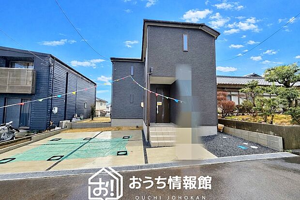 【現地写真（前道含む外観）】軽くて火災に強い屋根材を採用し、地震時の建物への負担や揺れを軽減しています。