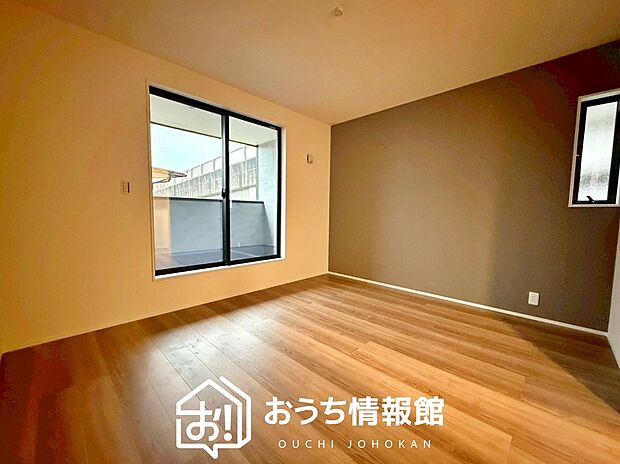 【現地写真（寝室）】木目の美しさを際立たせるシンプルデザインの建具を使用しています。