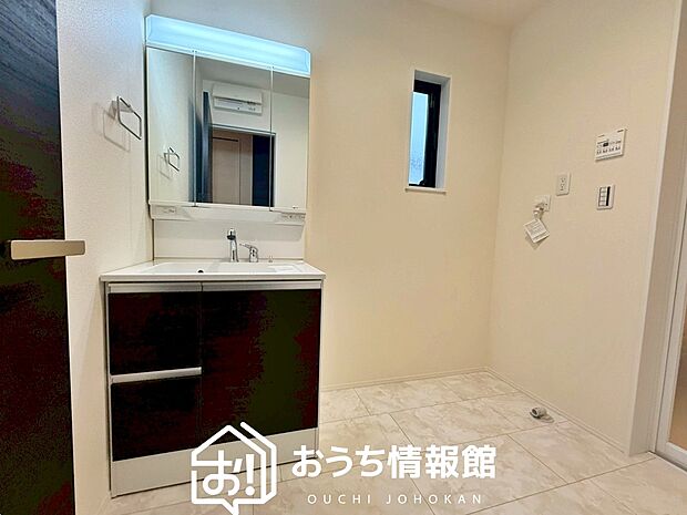 【洗面台・洗面所】鏡の両サイドは、必要なものを取出しやすく、大きな鏡面で朝の準備も快適。
使いやすいリフトアップ機能付きのシングルレバーシャワー水栓付です。
