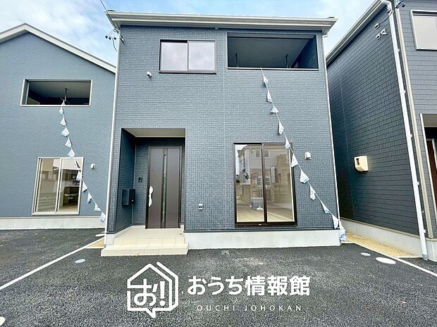 【現地写真(外観)【2号地】】軽くて火災に強い屋根材を採用し、地震時の建物への負担や揺れを軽減しています。