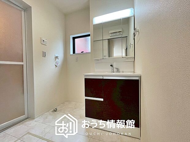 【洗面台・洗面所】鏡の両サイドは、必要なものを取出しやすく、大きな鏡面で朝の準備も快適。
使いやすいリフトアップ機能付きのシングルレバーシャワー水栓付です。