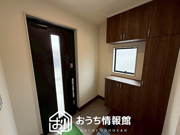 【現地写真（玄関）】玄関には、大型のシューズ収納を設置しています。