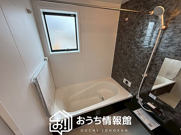 【現地写真（浴室）】浴室暖房乾燥機付き。１坪タイプで広々です。