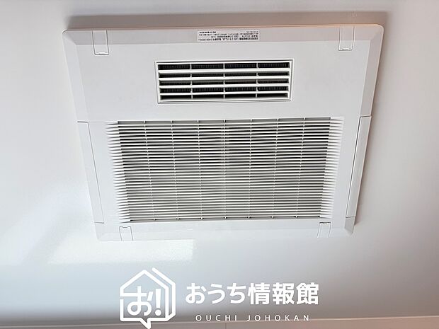 【電気式浴室暖房換気乾燥機】寒い冬場はあたたかく、暑い夏場は扇風機のような心地よさです。
雨の日は、浴室が衣類乾燥スペースになります。