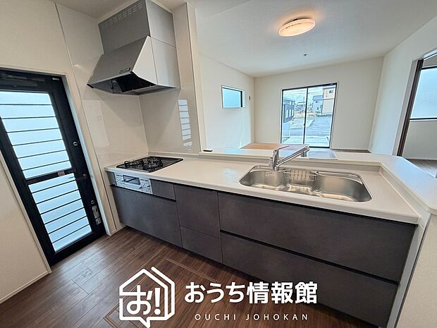 【現地写真（キッチン）】収納たっぷりのシステムキッチン、浄水器付水栓を標準装備しています。