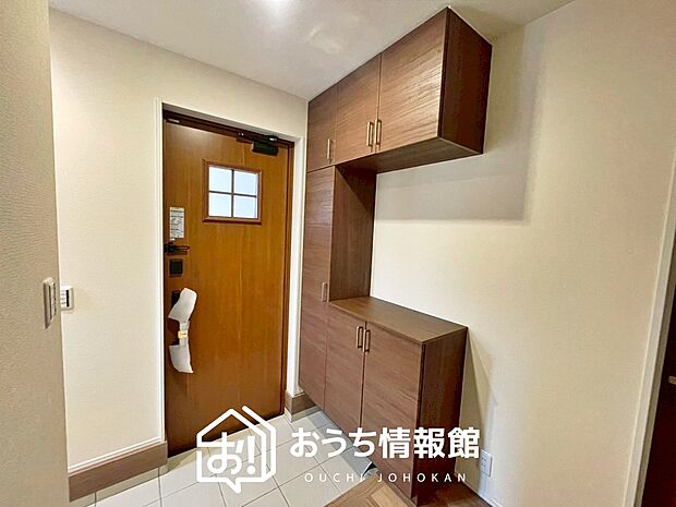 【現地写真(玄関)】玄関には、大型のシューズ収納を設置しています。