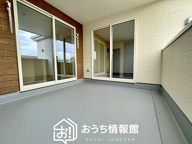 【バルコニー】奥行きが広く、洗濯物をゆったりと干せる十分な広さで、家族の洗濯も捗ります。