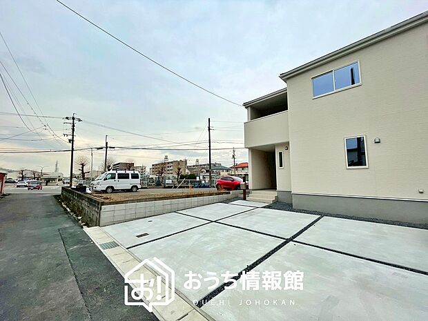 【現地写真(前道含む外観)】軽くて火災に強い屋根材を採用し、地震時の建物への負担や揺れを軽減しています。