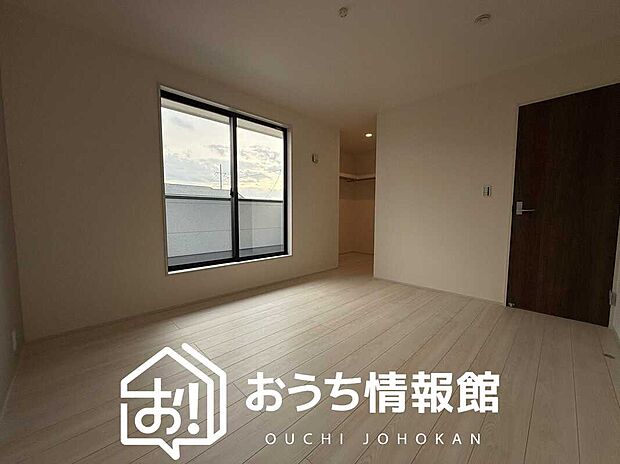 【現地写真（寝室）】木目の美しさを際立たせるシンプルデザインの建具を使用しています。