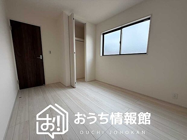 【現地写真（洋室）】木目の美しさを際立たせるシンプルデザインの建具を使用しています。