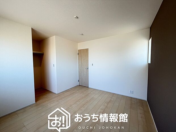【現地写真（寝室）】木目の美しさを際立たせるシンプルデザインの建具を使用しています。