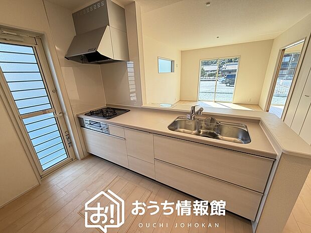 【現地写真（キッチン）】収納たっぷりのシステムキッチン、浄水器付水栓を標準装備しています。