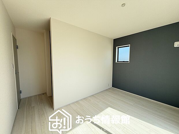 【現地写真（寝室）】木目の美しさを際立たせるシンプルデザインの建具を使用しています。