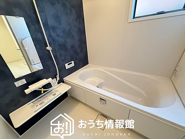 【現地写真（浴室）】浴室暖房乾燥機付き。１坪タイプで広々です。