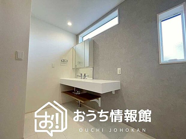 【洗面台・洗面所】鏡の両サイドは、必要なものを取出しやすく、大きな鏡面で朝の準備も快適。
使いやすいリフトアップ機能付きのシングルレバーシャワー水栓付です。